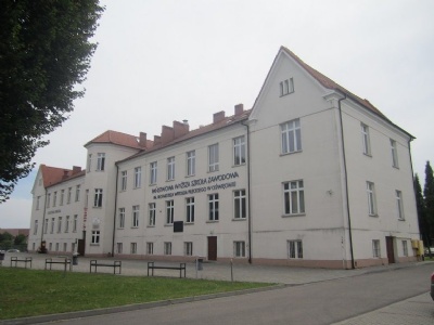 OswiecimF.d Polish State Tobacco Monopoly - Här inhystes de första 728 fångarna när de anlände till Auschwitz den 14 juni 1940. Byggnaden ligger strax utanför lägret och är en skola och inte en del utav museet.