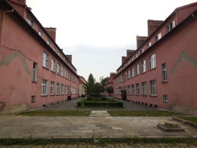 OswiecimUtbyggnad av huvudlägret som efter kriget blev lägenheter (utanför museet)