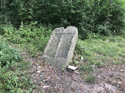 PiaskiDilapidated tomb stone