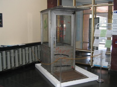 Berlin – Stasi HQF.d. vaktkur som numera står i entrén till museet