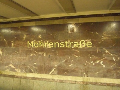 Berlin – RikskanslietTunnelbanestationen Mohrenstrasse i Berlin består delvis av marmor från det nya Rikskansliet