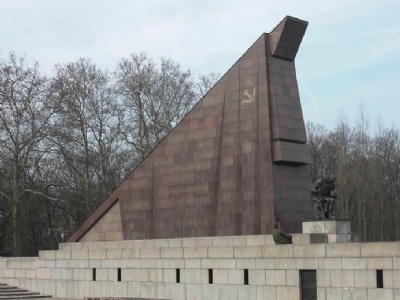 Berlin – RikskanslietMinnesmonument vid den sovjetiska krigskyrkogården vid Treptower Park och som består av marmor från marmorgalleriet