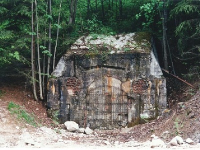ObersalzbergIngång till tunnelkomplexet (1997). Numera en del av Dokumentation Obersalzberg