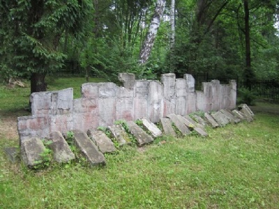 RabkaMinnesmonument och begravningsplats intill skjutbanan i skogen bakom skolan