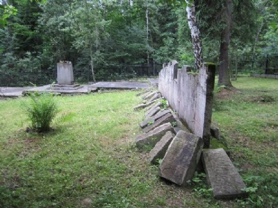 RabkaMinnesmonument och begravningsplats intill skjutbanan i skogen bakom skolan