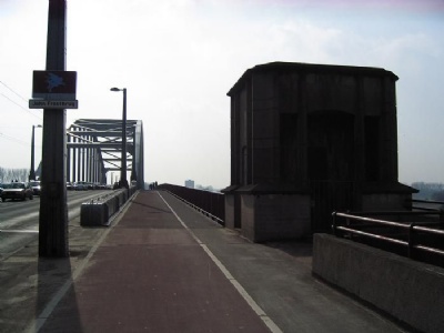 ArnhemJohn Frost bron. Till höger finns det ytterligare ett minnesplakat över slaget om Arnhem (bron)