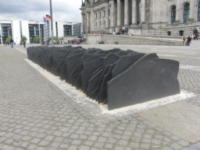 Berlin – ReichstagMinnesmonument för de 96 riksdagsledamöter som mördades av nazisterna