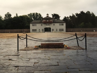 SachsenhausenFångarnas appellplats framför lägerentrén