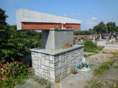 SzebnieMinnesmonument på kyrkogården i Szebnie