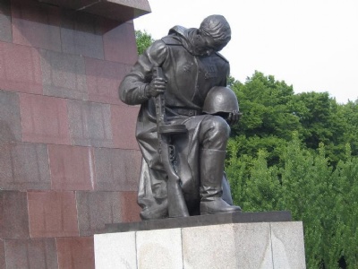 Treptower ParkGrieving Soviet Soldier