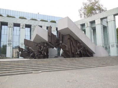 Warszawa upprorHuvudmonumentet som restes 1989