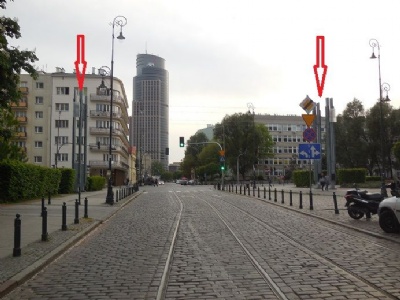 Warszawa gettoMonument på platsen där bron som förenade de båda gettona fanns