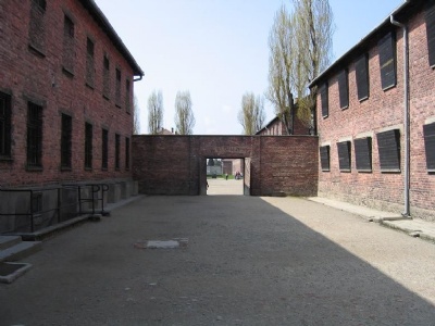 Auschwitz I – StammlagerGården mellan block 10 och 11 där fångar sköts eller hängdes