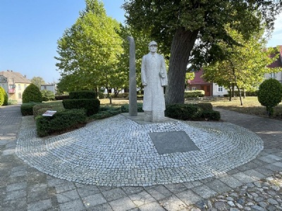 Dobiegniew – Oflag II CMinnesmonument i centrala Dobiegniew (52°58'10.84"N 15°45'31.73"E)