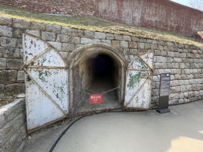 Seodaemun fängelseGång i vilken man förde bort fångar som avrättats (intill avrättningshuset) 