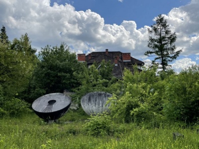 JasenicaSphere monument with the ruins of the school/museum in the background