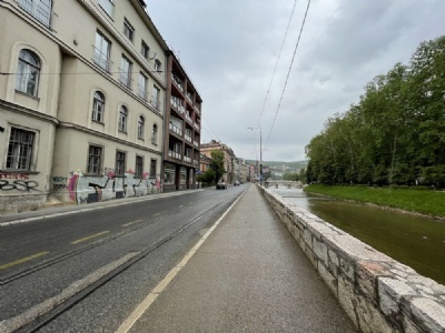 SarajevoKortegevägen längs floden Miljacka i centrala Sarajevo
