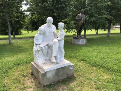 Gorki LeninskiyeLenin statue