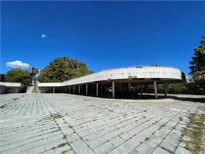 Petrova GoraBesökscentret nedanför monumentet