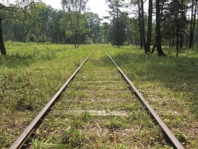 Bronnaya GoraRail tracks crossing the graves built after the war